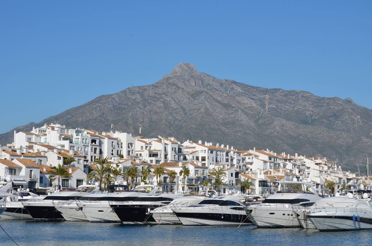Puerto Banús aan de Costa del Sol — Nederlandstalige makelaar Glaser